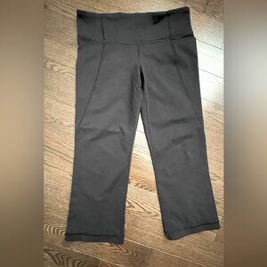 LULULEMON size 4 - black crop Gather & Crow